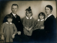 Family photograph, three sisters with parents, Klára on her mother's lap, Mladá Boleslav, 1932