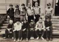9th year of elementary school, witness is in the top row, second from the right 