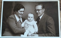 Dagmar Kollárová s rodičmi 1938
