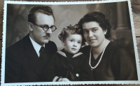 Dagmar Kollárová with her parents 1940