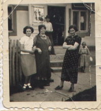 Father's sister Fany, mother Rozalia, sister Ida, who survived 3 years in Auschwitz