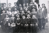 Děti, které byly odvezeny z Řecka během občanské války, mezi nimi také devítiletá Sofie Cakirpaloglu s mladší sestrou a starším bratrem