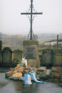 Denkmal auf dem Friedhof in Niederreuth, 90. Jahre