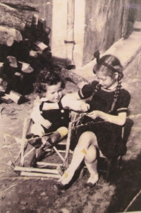 Ivan so sesternicou, ktorá neprežila, r. 1943