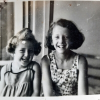 Sestra Judith Friedrich (naľavo) so sesternicou Noemi Engel (dcéra matkinej sestry)