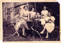 Ivanova matka Maria Feder (stojaca prvá zľava) 