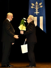 City awards ceremony. Zbigniew Podleśny receives award of city Dubnica nad Váhom from major Jozef Gašparík        