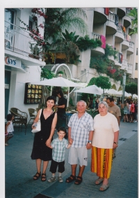 Oskar Winkler with his family