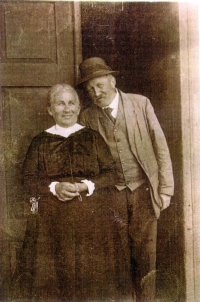 Great-grandmother Berta Lüftschitzová, née Schücková, and great-grandfather Markus Lüftschitz in Těmice in the vicinity of Mladá Vožice. 1918