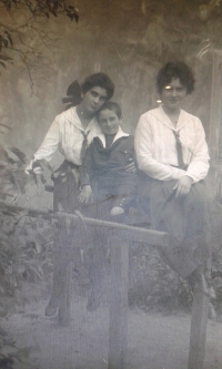 From the left: Milena, Leoš and Zdena Poláček at the estate in Šibice near Nymburk. 1919