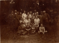 Eliška, witness' grandmother (top row, sixth from left), and Leopold Saxl, witness' grandfather (top row, second from right), at the Saxl family estate in Drasty by Klecany. Around 1914