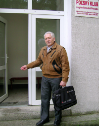 Zbigniew Podlesny at the entrance to The Polish Clun in Dubnica and Vahom
