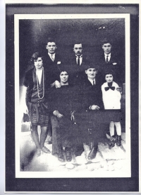 Rodina Bergida v Snine, cca r. 1918  (otec David stojí prvý sprava)