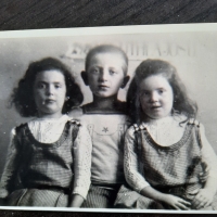Otec Alexander (v strede) so sestrami Rozáliou a Martou