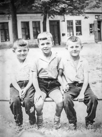 František Šebesta (vlevo) s bratrem Stanislavem (vpravo) před školou v Křtěnově,   1962
