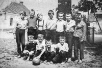 Na základní škole v Křtěnově (František Šebesta dole první zprava), 1964