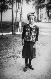 Maminka Růžena Šebestová (narozena v roce 1930 v Koloměřicích)