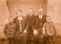 Otec pamětníka František Šebesta se svými rodiči a sourozenci