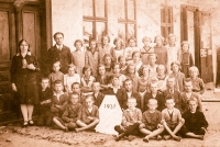 Žáci školy v Křtěnově, 1930