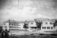 Tehdejší Základní škola v Týně nad Vltavou, kam pamětník dojížděl
