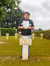 Pamětník u hrobu svého prastrýce Jana Šebesty na hřbitově válečných veteránů ve Francii, 2016