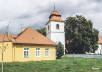 V Křtěnově zůstaly stát pouze kostel se hřbitovem, fara (na snímku) a bývalá škola