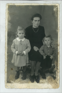 1944, (pravděpodobně) u fotografa v Kepně: Matka 33 let, Erika čtyři roky, bratr Manfred dva roky