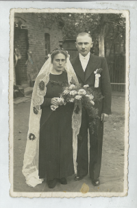 Wedding photo of her parents, mother 29 years old, father 31 years old, 1939