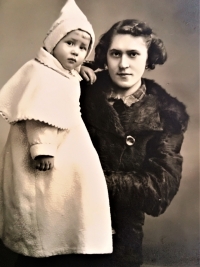 Zbigniew Podleśny as one year old child with his mother