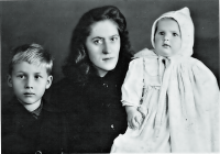 Zbigniew Podleśny as six years old child with his mother and younger sister
