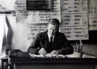 Otec Miroslava Picka, na snímku ve svém civilním zaměstnání jako učitel