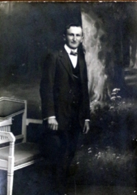 Dědeček Miroslava Picka František Janák, majitel mlýna v Nedvězí, o který vyvlastněním nacisty přišel.
