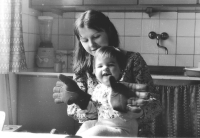 Zdeňka Hrabinová with her daughter Julie when Jan was in prison, Prague, 1982
