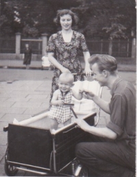 Kateřina Javorská with her parents