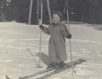 Jan Pirk jako začínající lyžař; v dospělosti absolvoval řadu lyžařských maratonů, začátek 50. let 20. století 