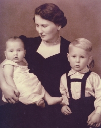 Maminka Jana Pirka se synem Janem (vpravo) a dcerou, první polovina 50. let 20. století