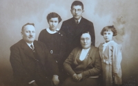 The family of the memorial's grandfather (in the middle). The first from the left is a great-grandfather, a doctor and a mayor who organized a "chess resistance". Photo taken on January 1, 1935.
