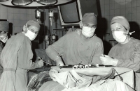 Jan Pirk (vlevo) na operačním sále v IKEMu s MUDr. Petrem Pavlem (bratrem spisovatele Oty Pavla)