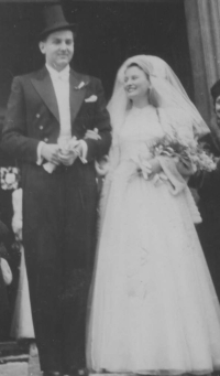 Tatínek a maminka Jana Pirka na svatební fotografii