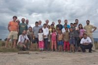 Tomáš Lánczos (druhý zľava) a členovia slovensko-českej vedecko-speleologickej expedície na stolovú horu Akopán s Indiánmi kmeňa Pemónov, Yunek, Gran Sabana, Venezuela v roku 2015