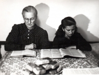 Marie Henzlová with her mother, who probably died during imprisonment 