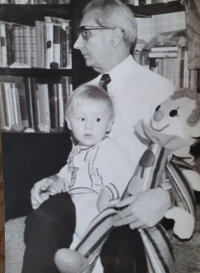 Vlastislav Maláč doma se synem, Praha 1980
