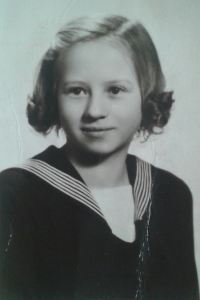 Zdeňka Kovářová (Ševčíková) jako dítě ve věku 11 let