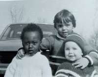 Dcéra Veronika s bulharským chlapcom a dievčatkom, dieťaťom študenta z Nigérie