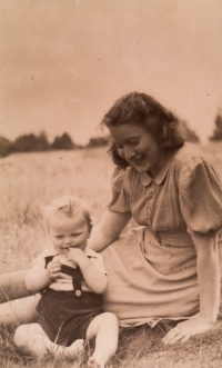 Wilfried Heller mit Schwester Gertrud, Littmitz, 1943