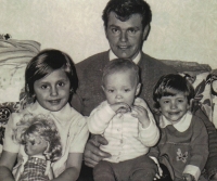 With daughters, 1977
