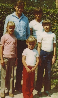 With daughters, 1986