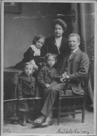 The Mühlstein family in 1910 in Most: Robert (father), Anna, Josef, Kamilla, Ernst