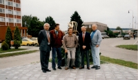 Zbyněk Plesar at a statue in front of TON furniture factory - on the occasion Bystřická Street (today's M. Thonet) was being renamed; Milan, the son of Heliodor Píka, on the far right 
