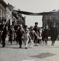 Prvomájová manifestácia, vpredu Renata s inými deťmi, mamou a jej spolupracovníkmi, 60. roky 20. storočia 